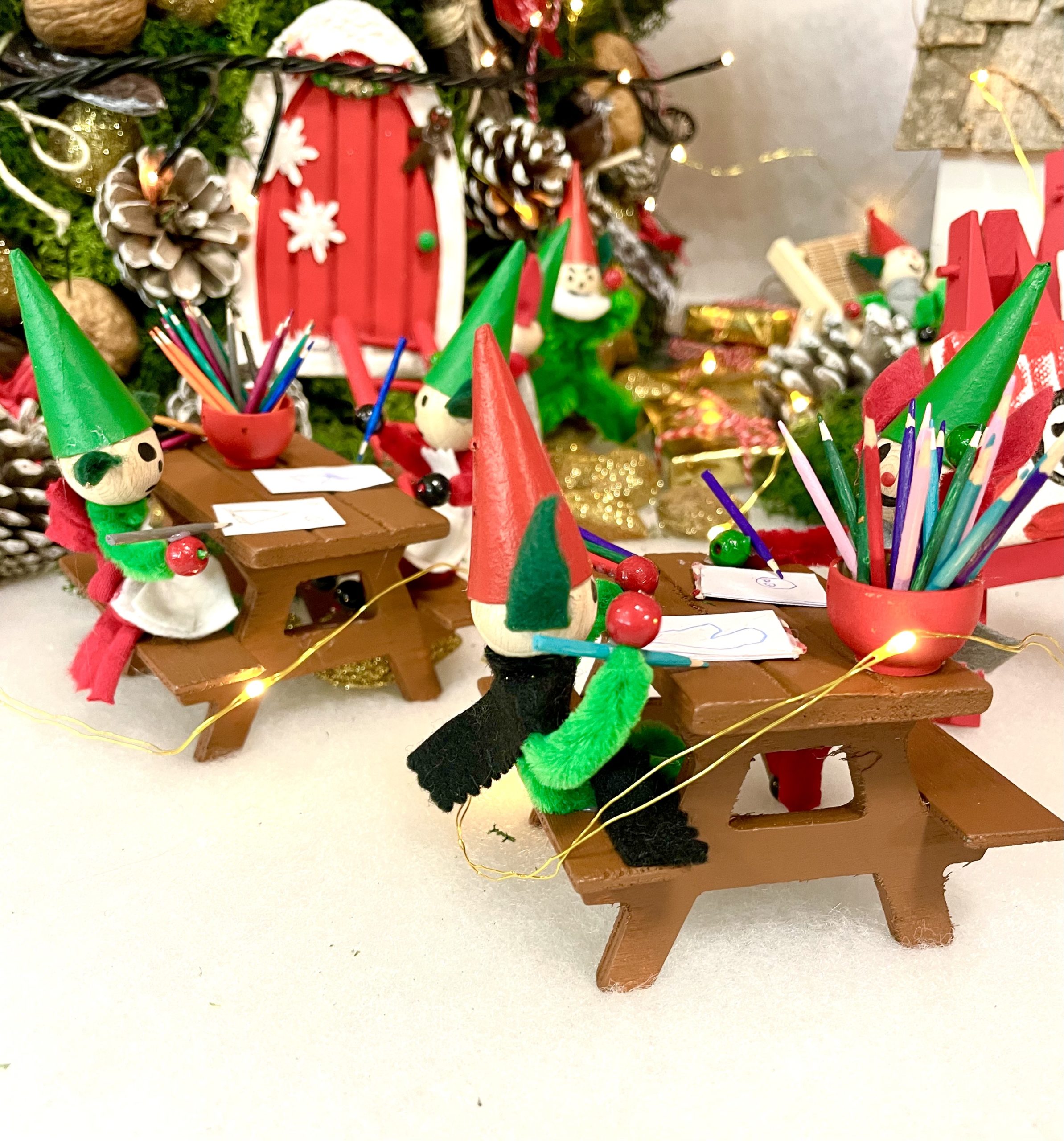 Mesita con bancos picnic 6x9x8cm - Imagen 2